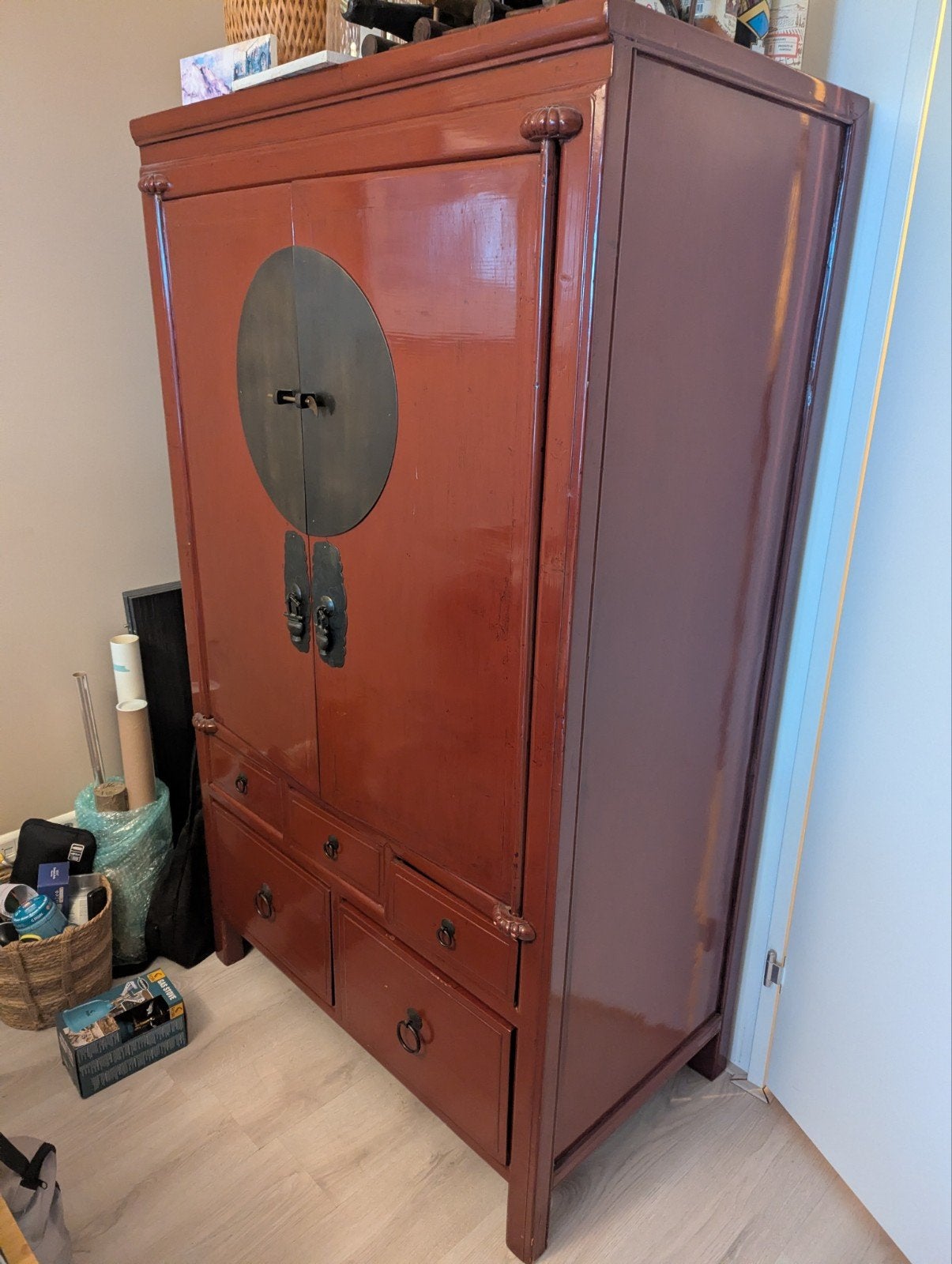 Antieke Chinese kast - Rood gelakt met messing beslag, Ophalen of Verzenden