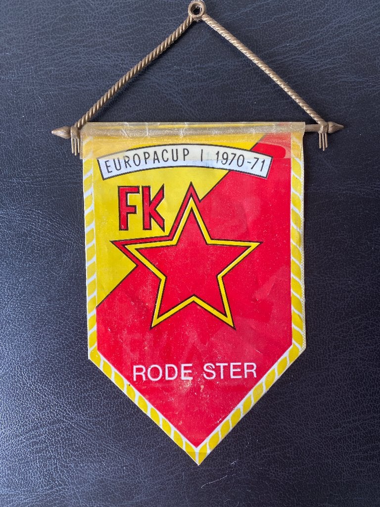 Plastic voetbalvaantje Europa Cup 1 Rode Ster Belgrado., Verzenden, Gebruikt, Buitenlandse clubs, Vaantje of Sjaal