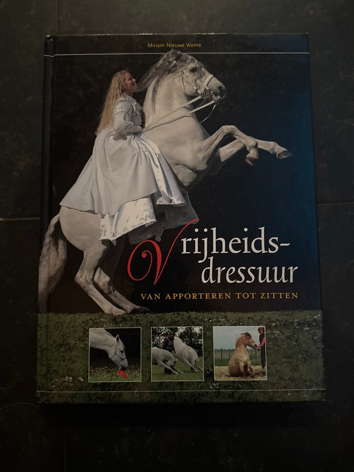 Vrijheidsdressuur: Van Apporteren tot Zitten - Miriam Nieuwe, Ophalen of Verzenden, Zo goed als nieuw, Paarden of Pony's