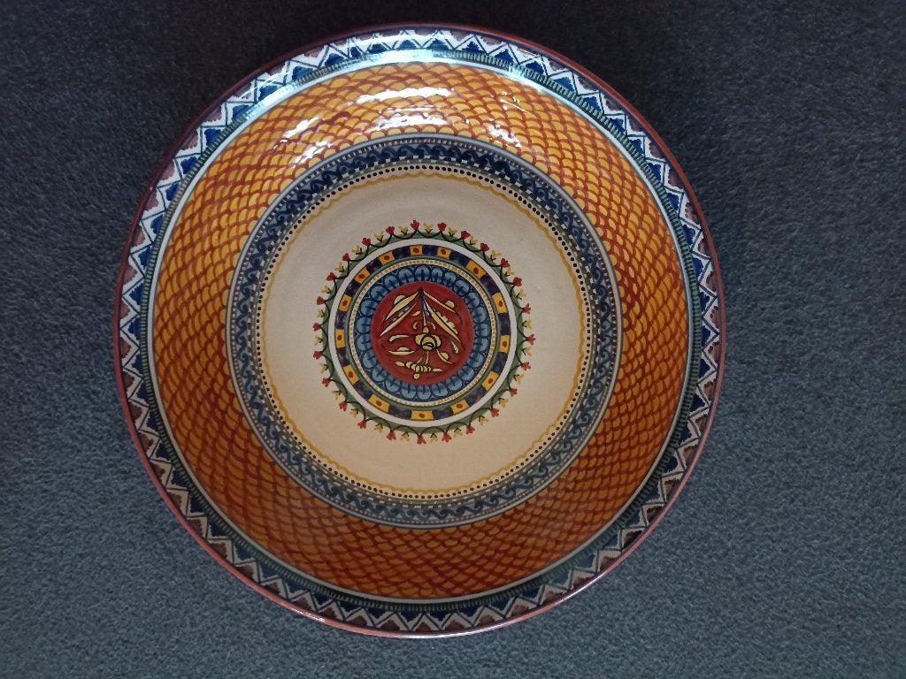Arum wandbord, Fries aardewerk, rond 30 cm, in nieuwstaat, Ophalen of Verzenden