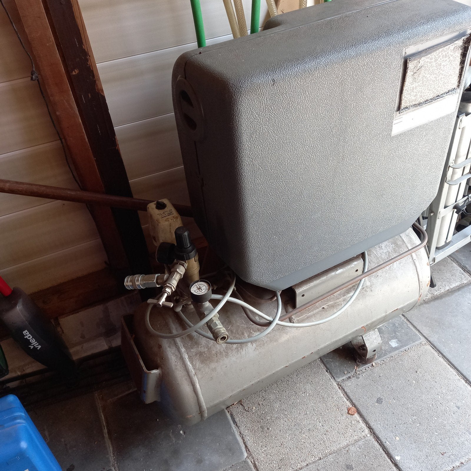 Compressor met accessoires - Gebruikt, Doe-het-zelf en Verbouw, Gebruikt, 6 tot 10 bar, Ophalen of Verzenden, 25 tot 100 liter