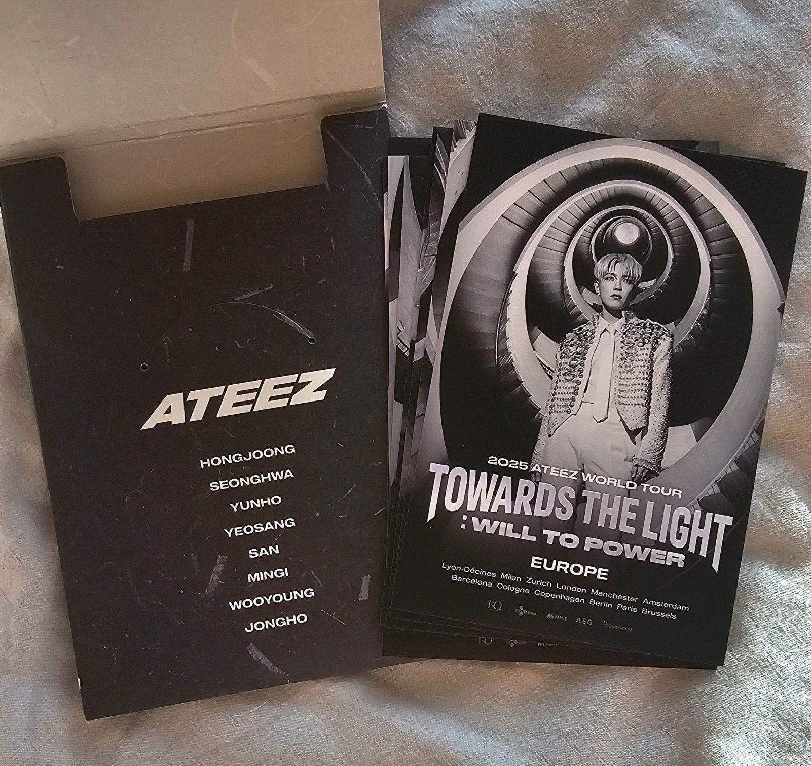 Official ATEEZ 2025 World Tour Postcard Set, Ophalen of Verzenden, Nieuw, Foto of Kaart
