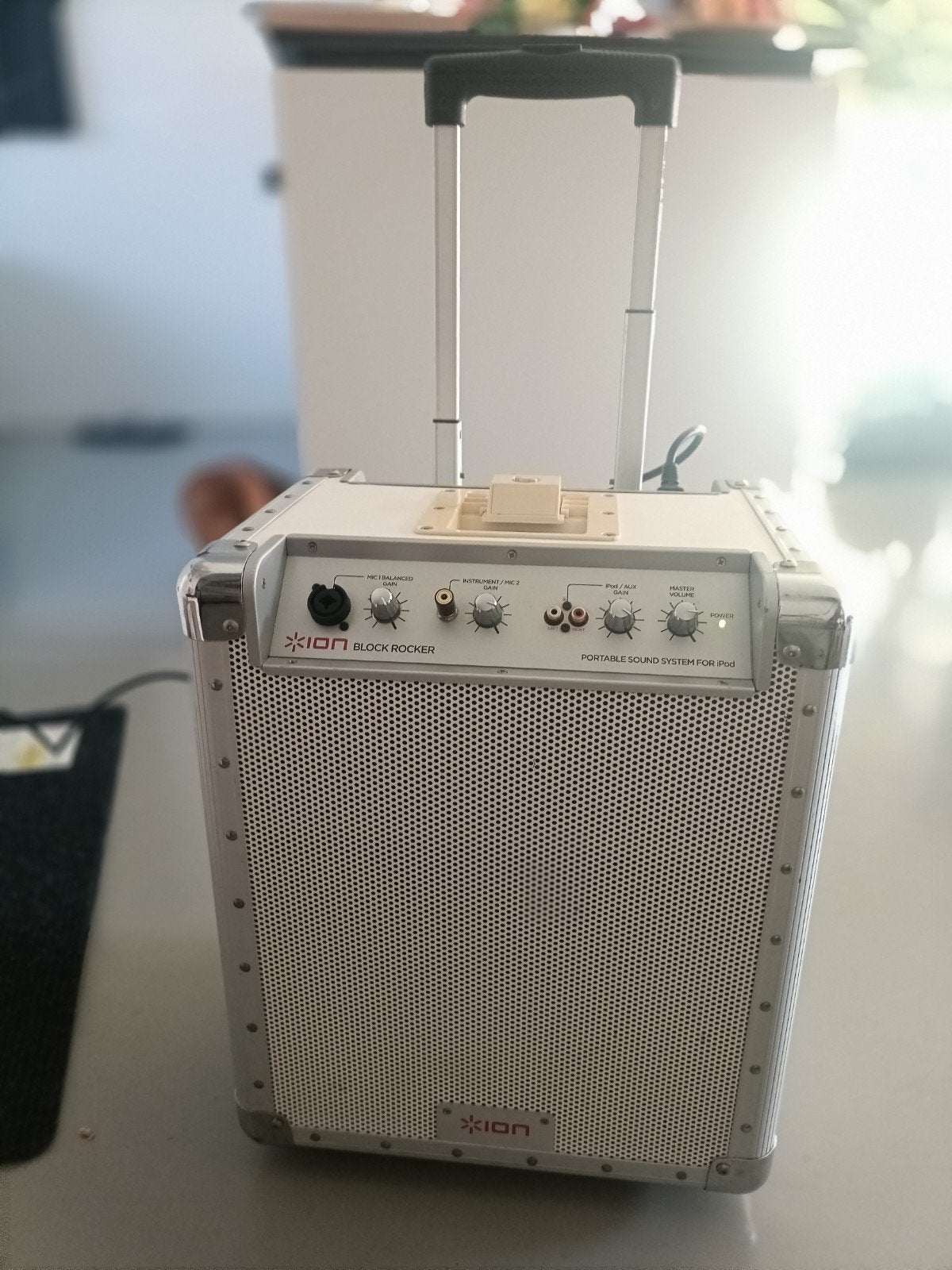 ION Block Rocker Mobiele Speaker (iPod Dock) - Accu defect, Gebruikt, Draagbare speaker, Minder dan 60 watt, AUX-ingang