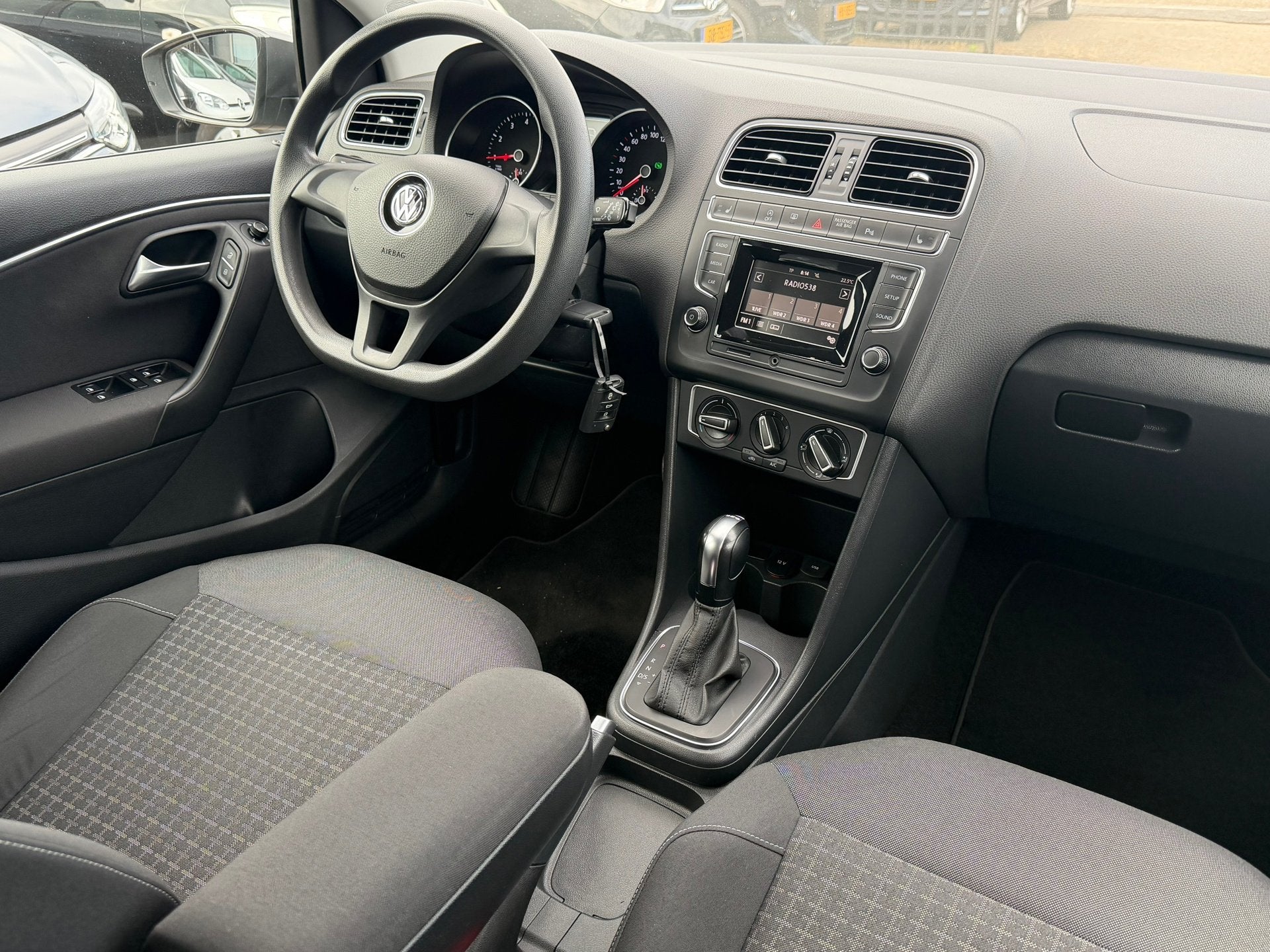 Volkswagen POLO 1.2 TSI Comf. DSG Stoelverw. PDC, Auto's, Gebruikt, Euro 6, 4 cilinders, 1039 kg
