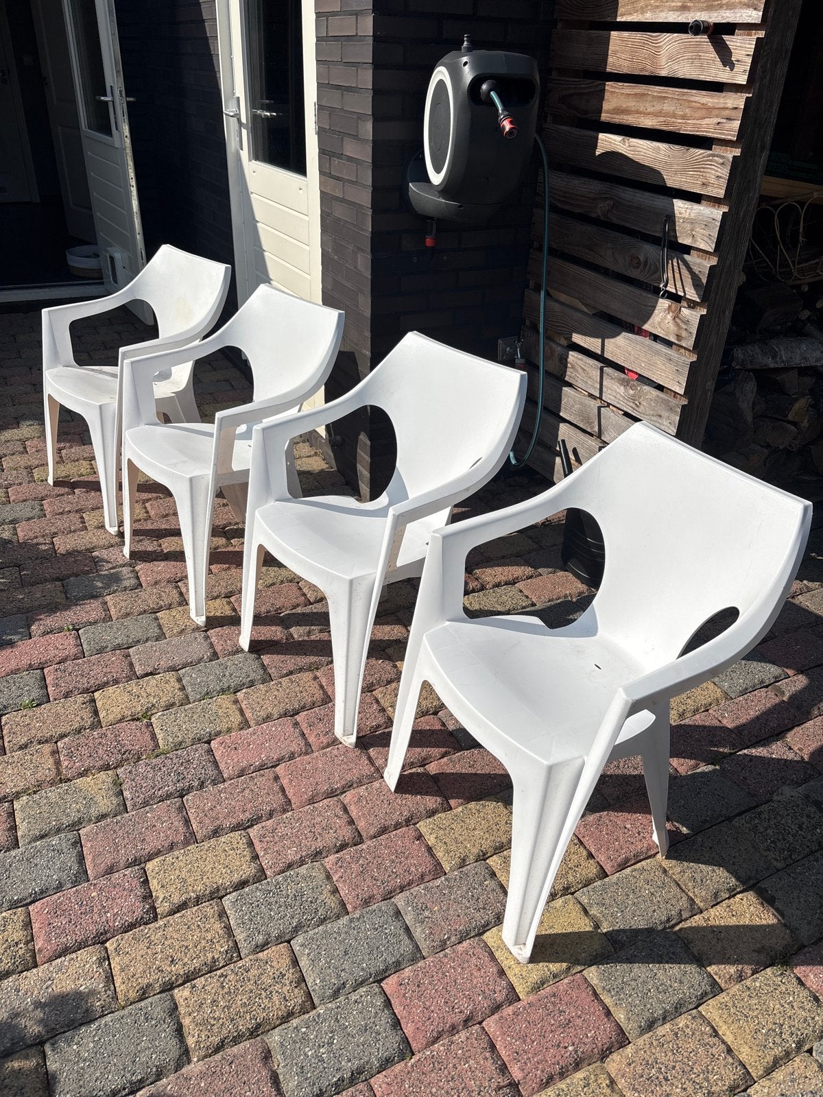 4 witte kunststof tuinstoelen, Ophalen, Gebruikt, Kunststof