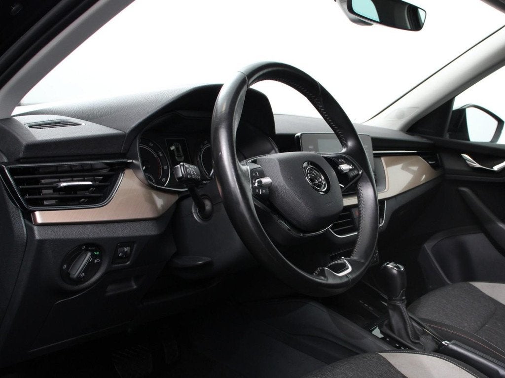 Skoda Kamiq 1.0 TSI 110pk DSG Style Navigatie Apple Carplay, Auto's, Skoda, Gebruikt, Zwart, Bedrijf, 3 cilinders