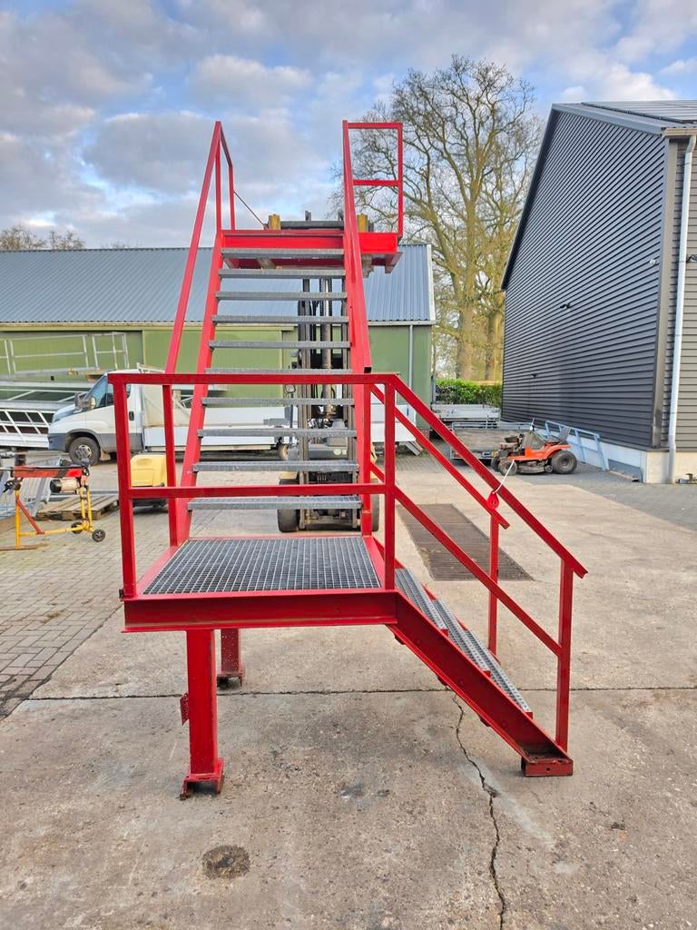Stalen hoektrap met bordes rood. Hoog 3 mtr. Nor033, Ophalen, Nieuw