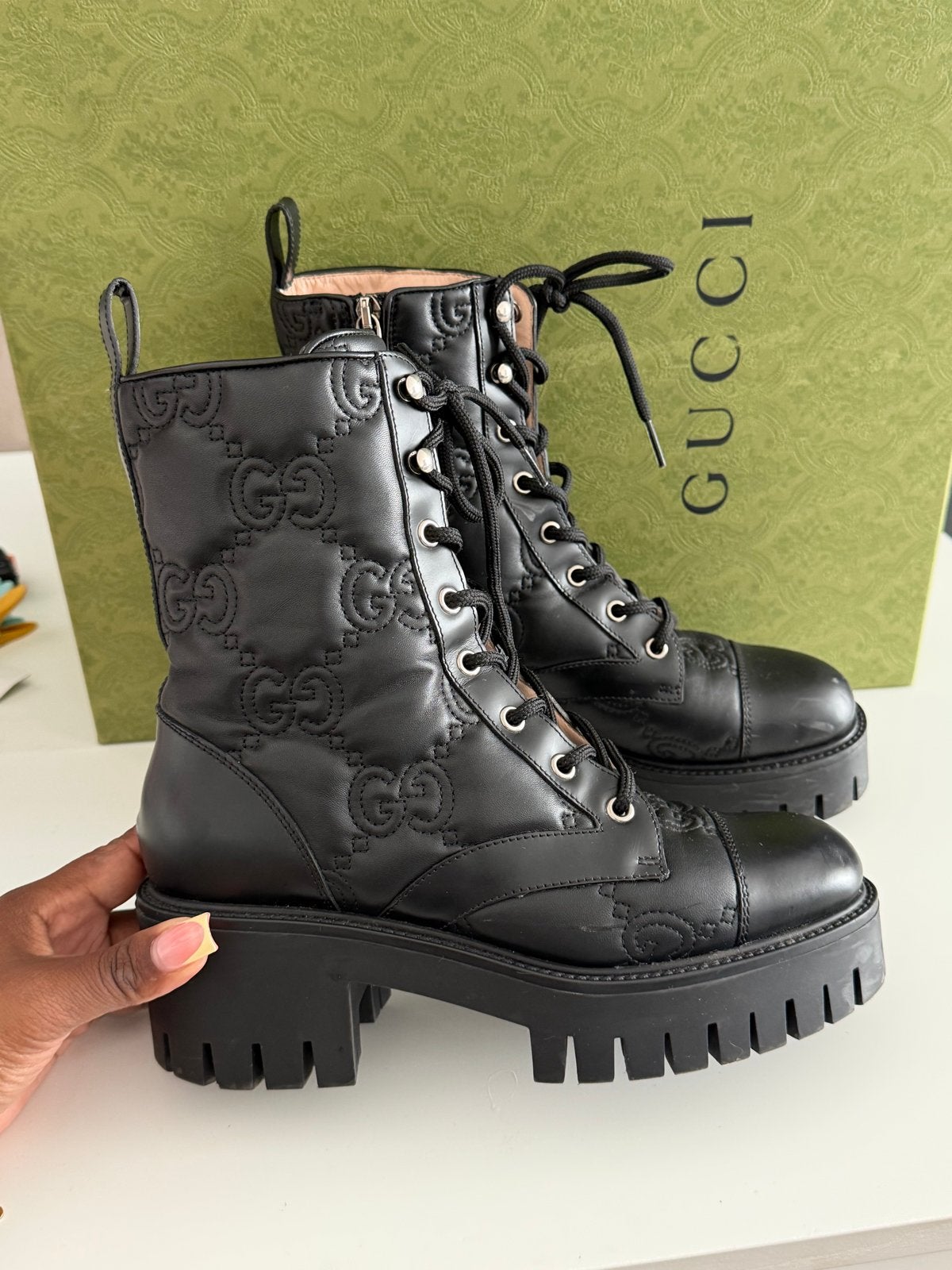 Gucci GG Embossed Platform Laarzen - Zwart, Kleding | Dames, Schoenen, Zwart, Lage of Enkellaarzen, Ophalen of Verzenden, Zo goed als nieuw