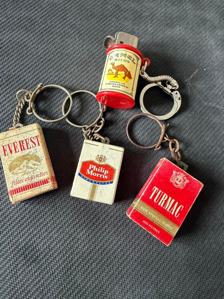 Vintage sigaretten sleutelhangers & mini aansteker van Camel, Verzamelen, Verzenden, Zo goed als nieuw, Merk