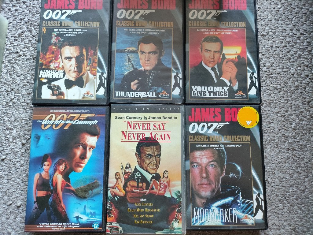 15 videobanden James Bond zie foto's., Alle leeftijden, Ophalen of Verzenden, Zo goed als nieuw, Komedie