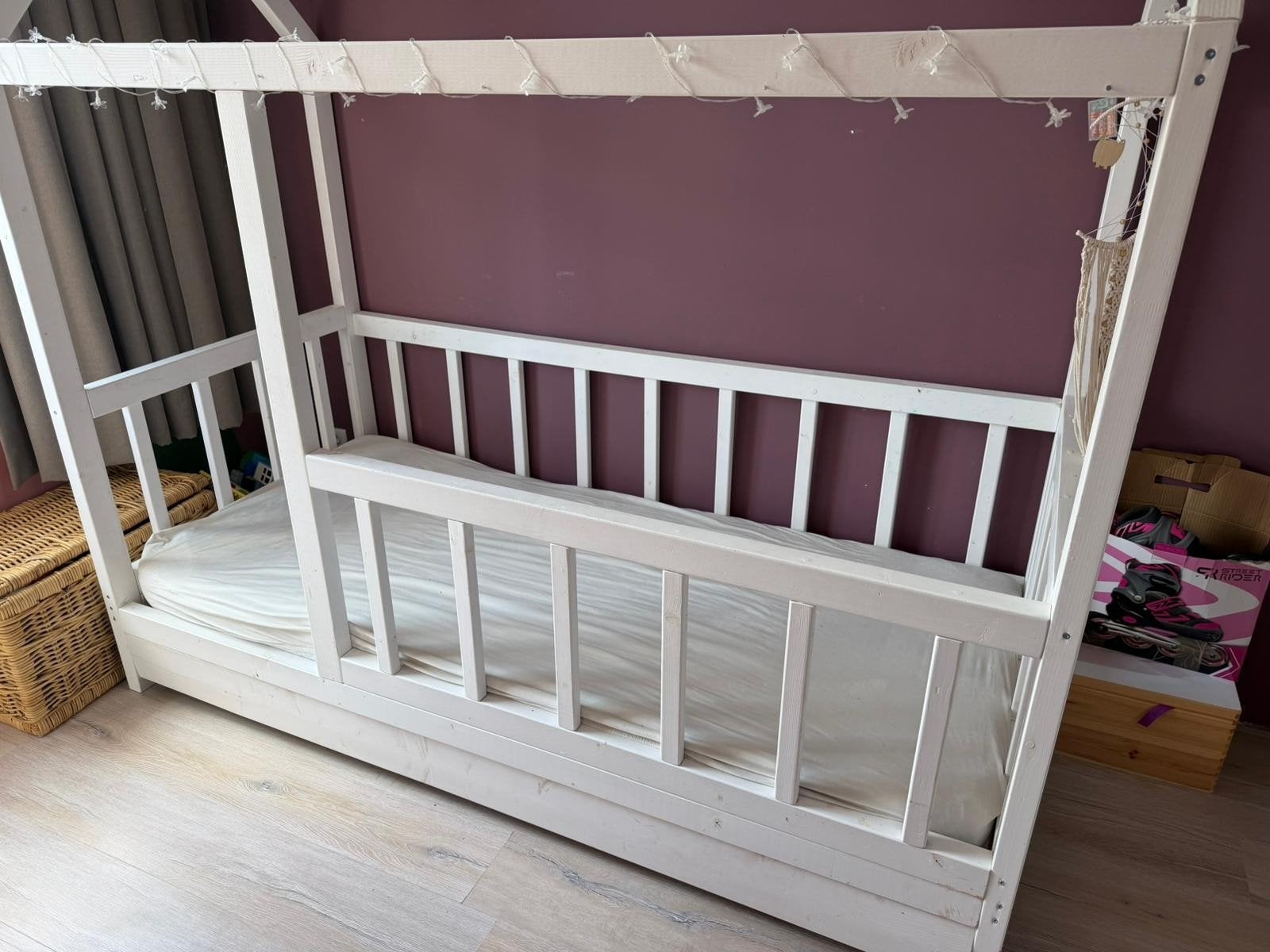 Wit kinderbed met huisframe, Ophalen, 85 tot 100 cm, Gebruikt, Matras