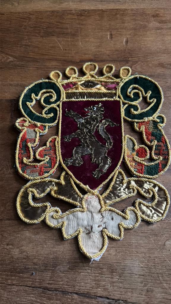 Vintage Geborduurd Wapen met Leeuw en Kroon, Antiek en Kunst, Ophalen of Verzenden