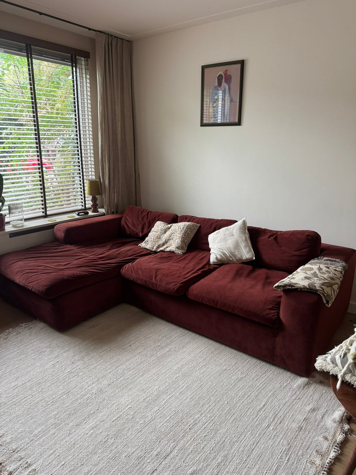 Ruime burgundy fluweel bank met chaise longue merk MADE, Ophalen, Gebruikt, Stof