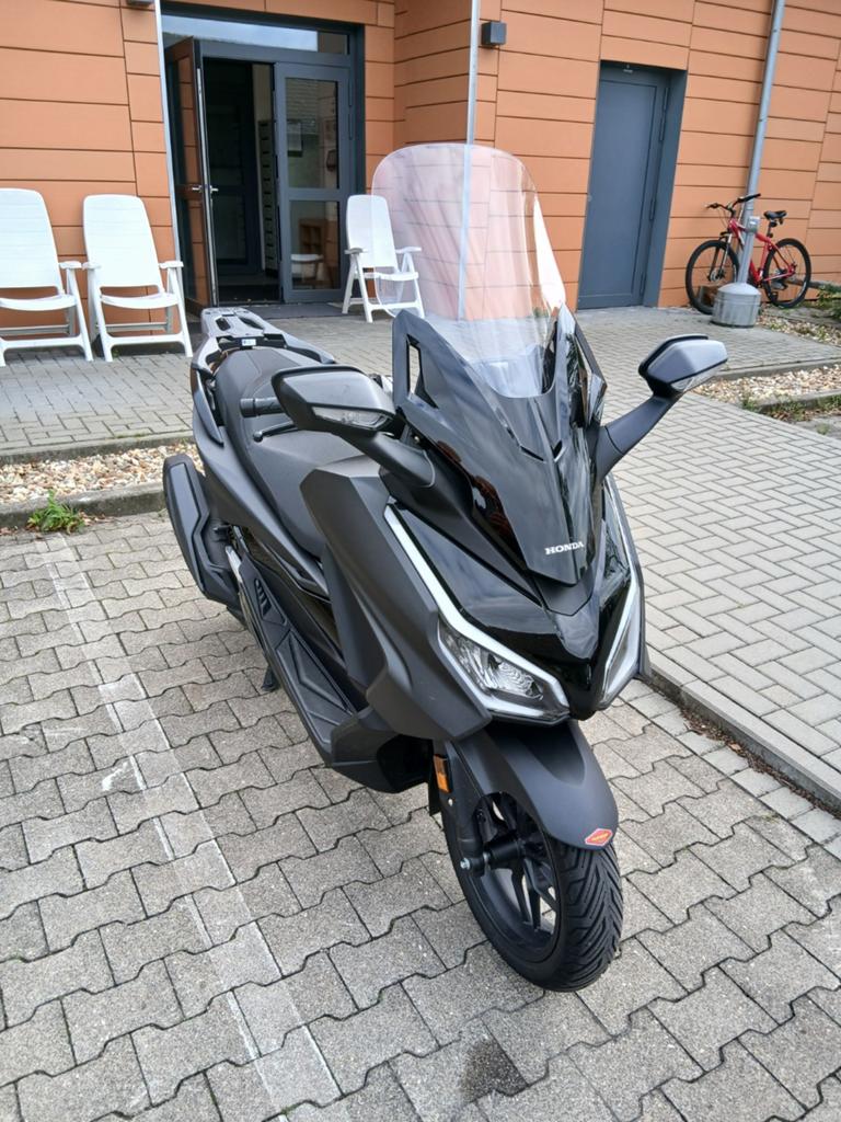 Honda Forza 350 met topkoffer 2023 met 3400 km, Fietsen en Brommers, Scooters | Overige merken, Ophalen of Verzenden, Zo goed als nieuw