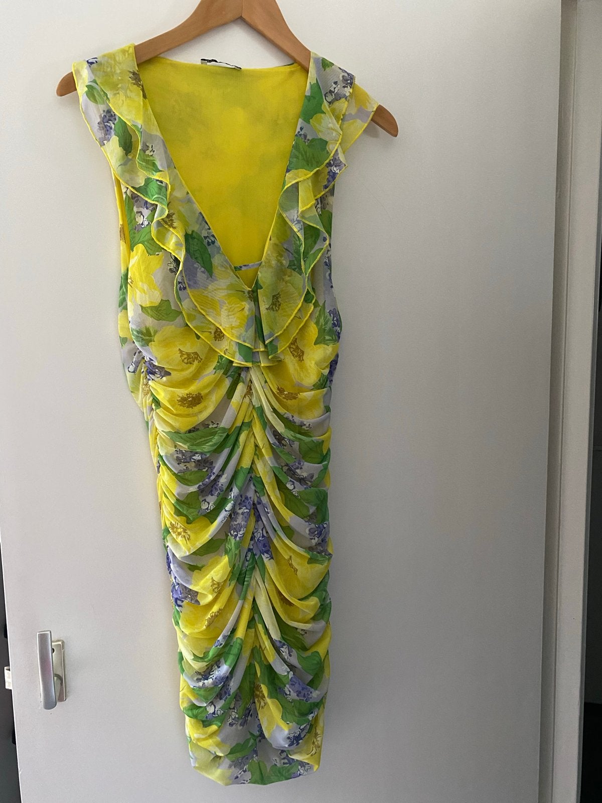 Zara Zomerjurkje met bloemenprint en ruches, Kleding | Dames, Jurken, Maat 38/40 (M), Geel, Ophalen of Verzenden, Zo goed als nieuw