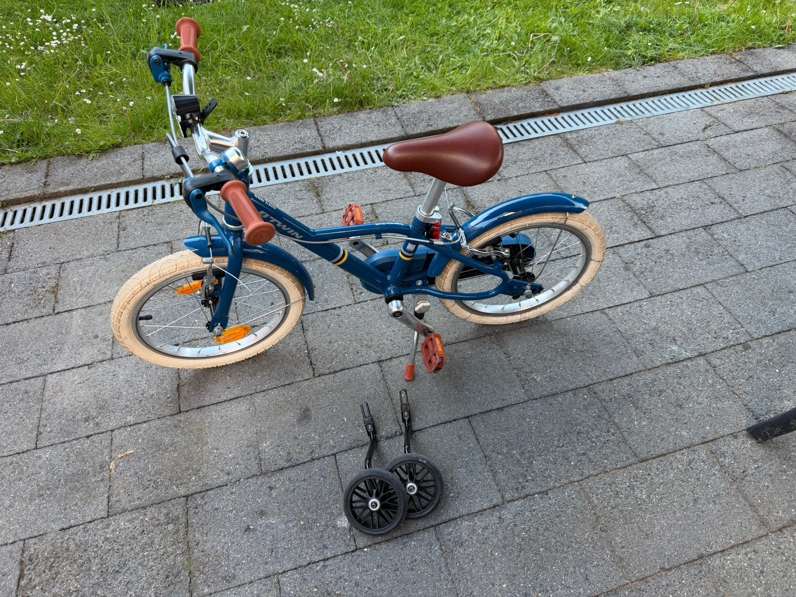 B’TWIN City 900 kinderfiets (incl. verstelbare zijwieltjes), Ophalen, Zo goed als nieuw