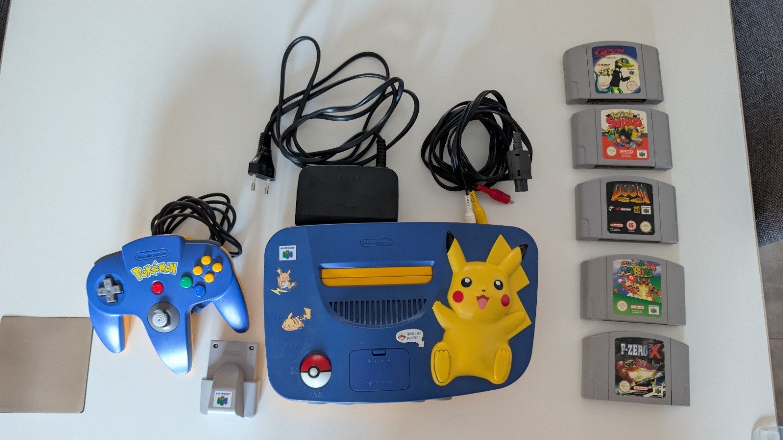 Nintendo 64 Pikachu Pokemon editie, Ophalen, Zo goed als nieuw, Met 1 controller, Met games