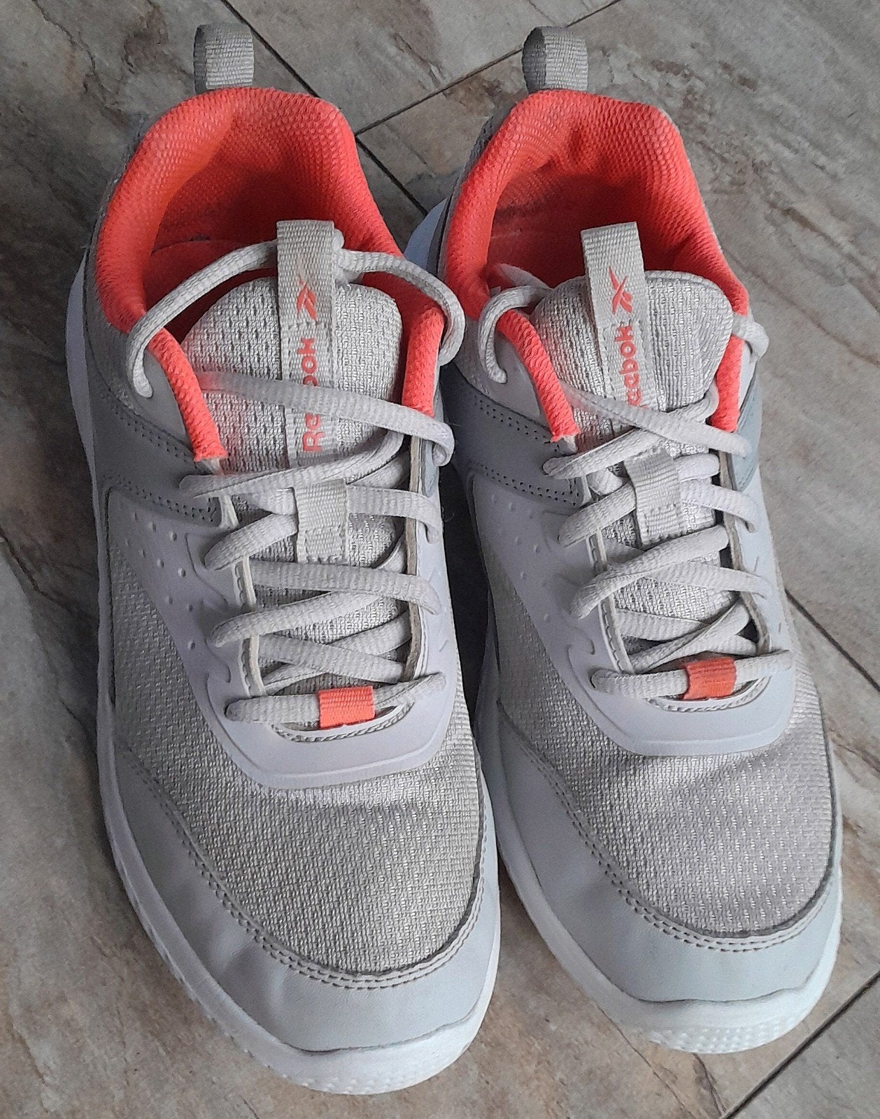 Reebok sneakers maat 36 - Grijs met koraalrood, Ophalen of Verzenden, Grijs, Sneakers of Gympen, Reebok