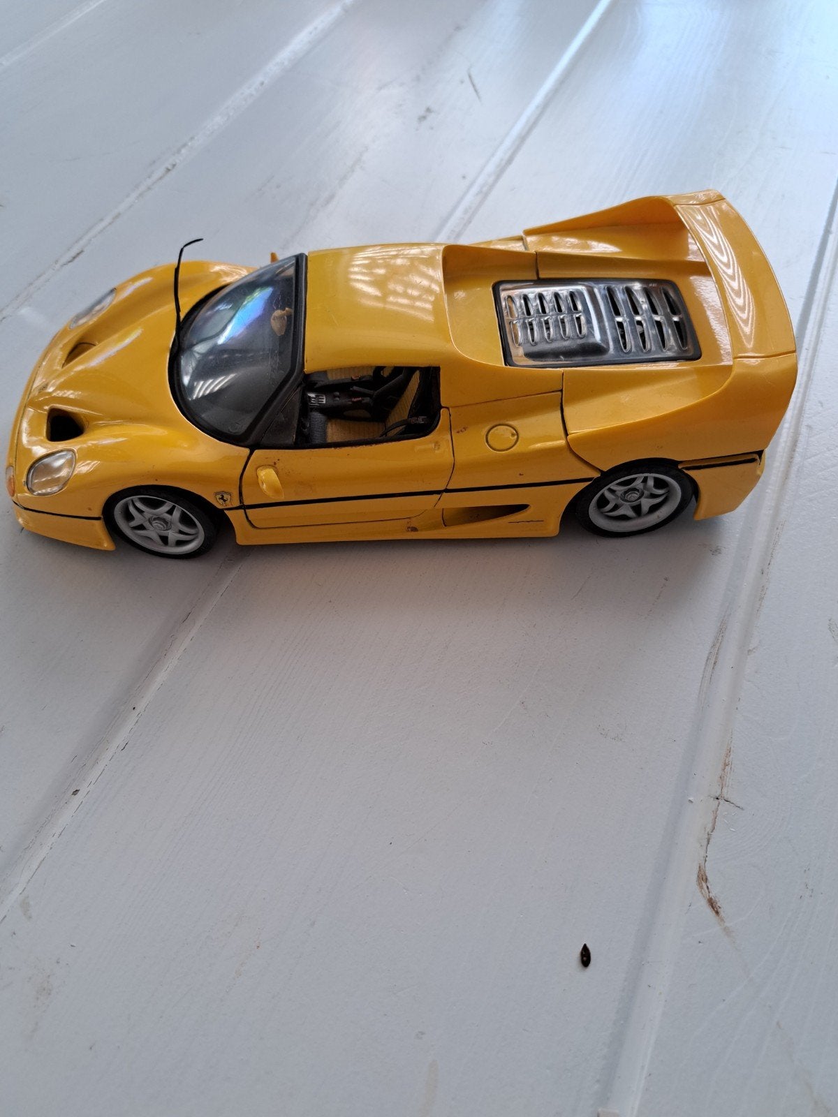 Gedetailleerd model Ferrari F50 - Geel, Ophalen