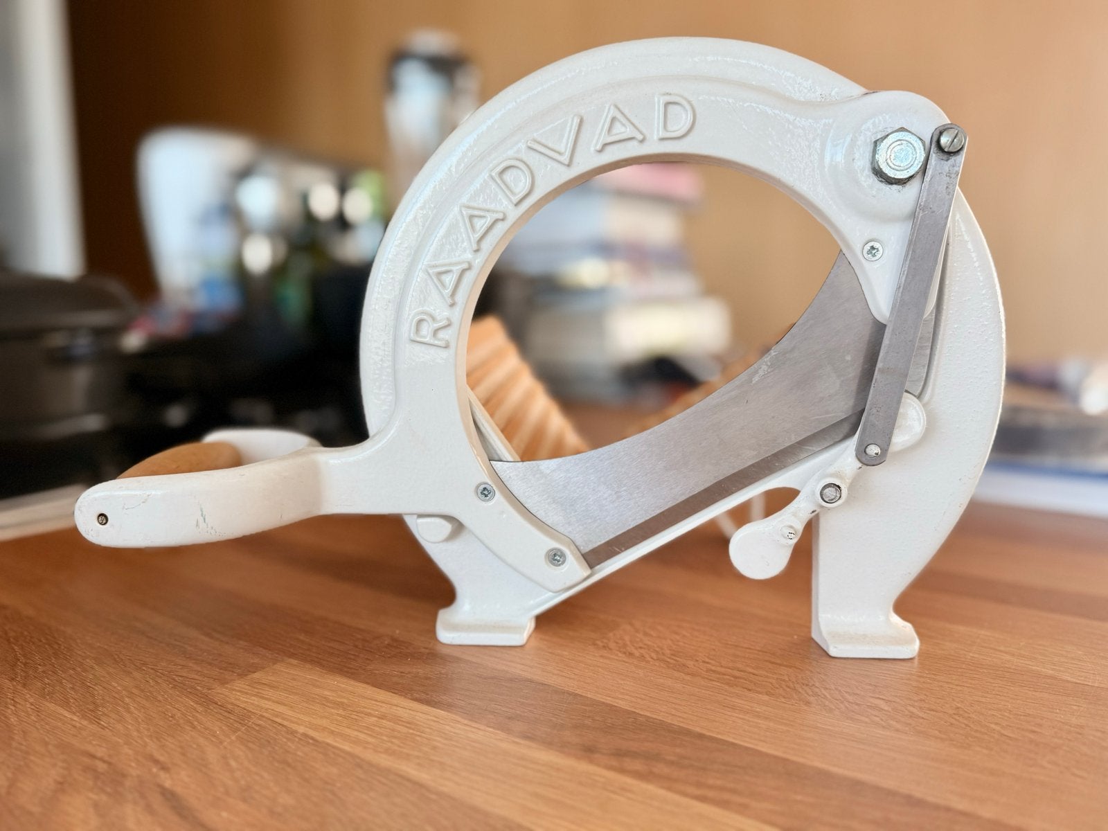 Vintage Raadvad broodsnijmachine - Wit met houten handvat, Gebruikt, Ophalen of Verzenden, Metaal, Snijmachine