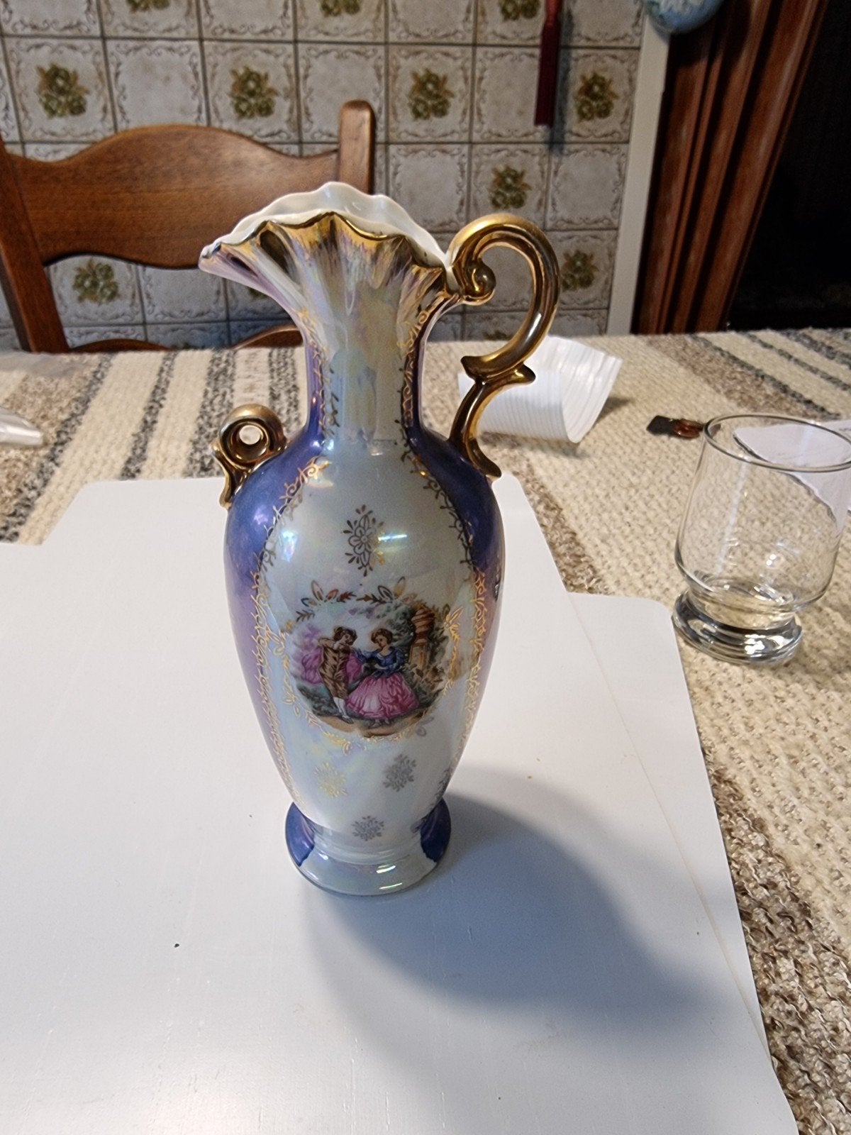Antieke vaas met romantische decoratie en gouden accenten, Ophalen of Verzenden