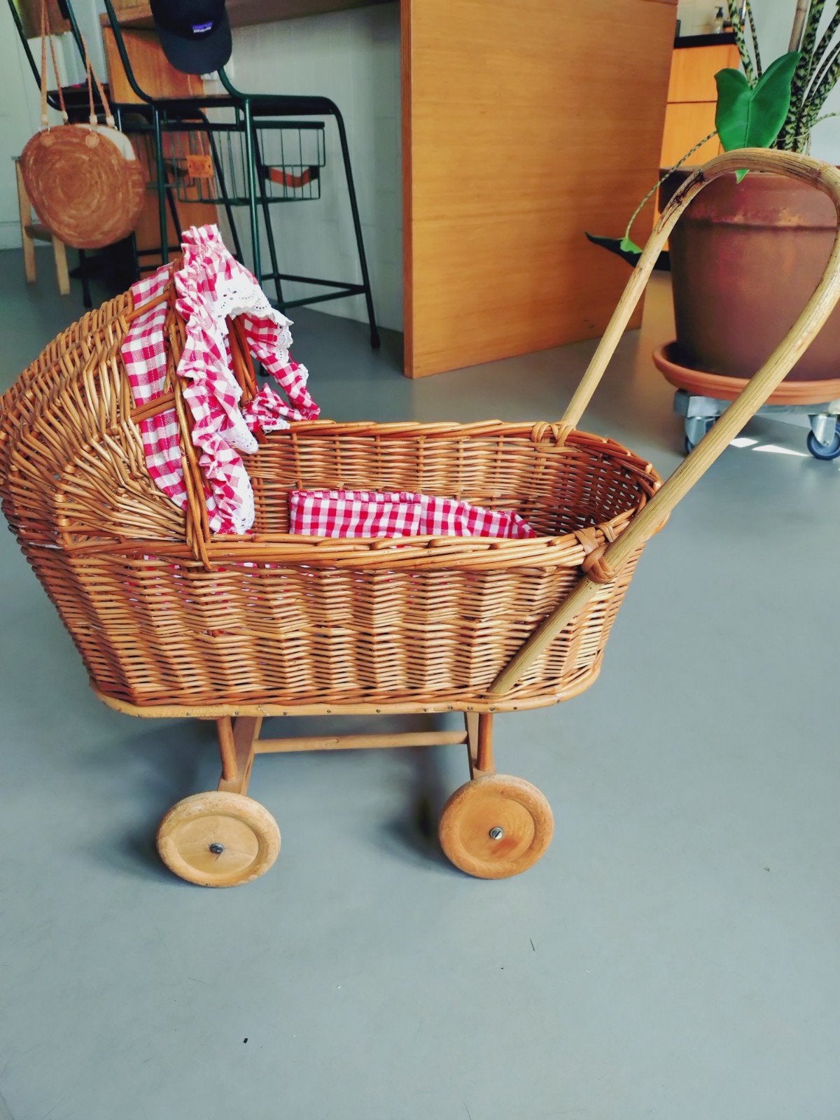 Vintage rotan poppenwagen met ruitjesbekleding, Ophalen
