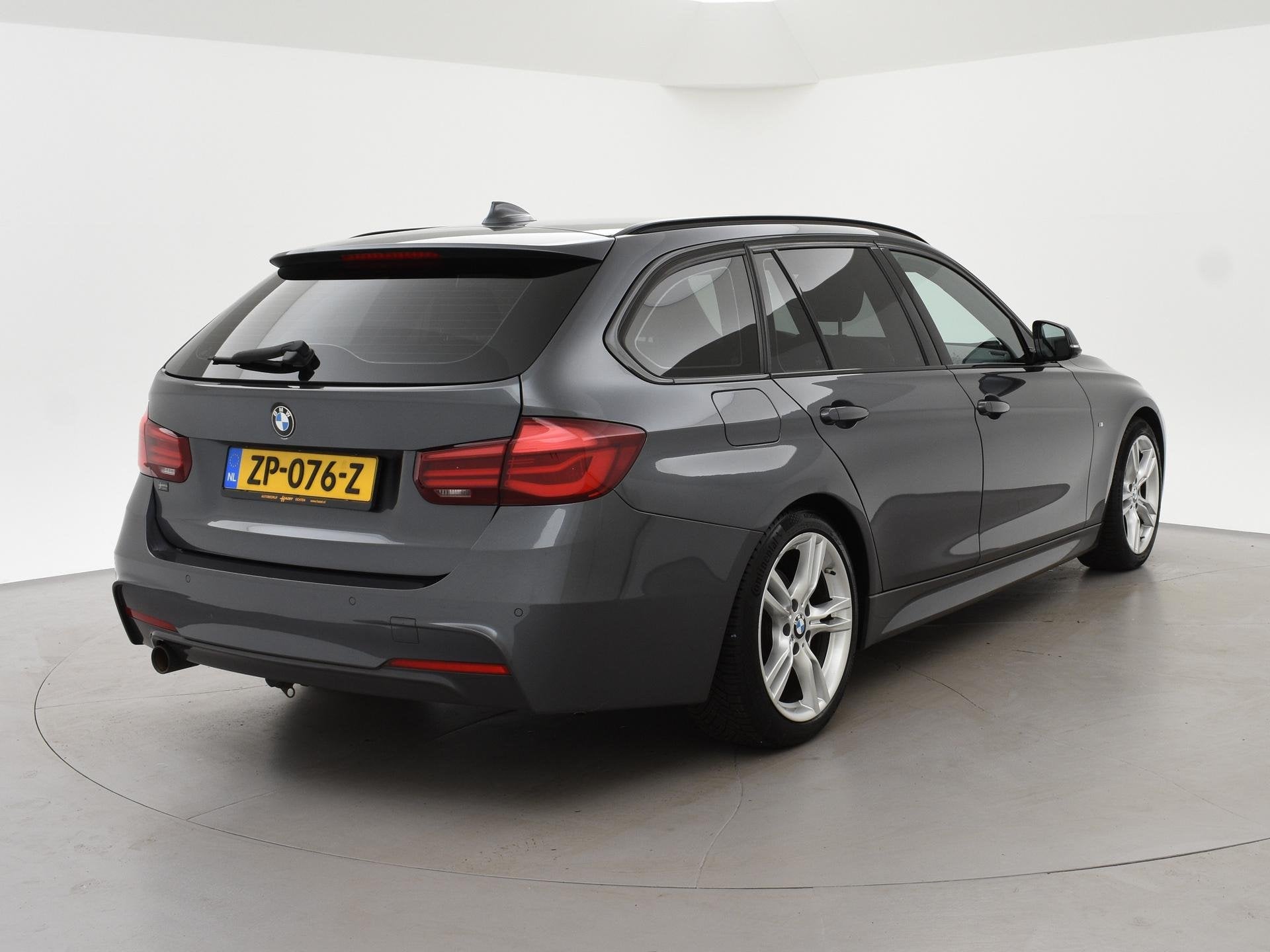 BMW 3-serie Touring 318i M-SPORT + AFN. TREKHAAK | LEDER SPO, Auto's, Automaat, Gebruikt, 1465 kg, 3 cilinders