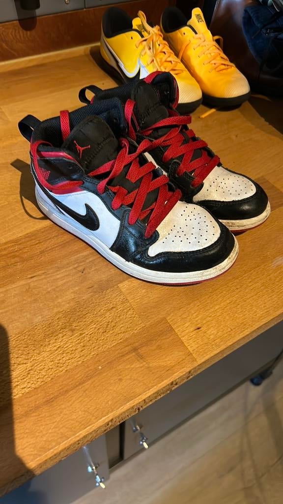 Jordan nike maat 33, Ophalen of Verzenden, Zo goed als nieuw, Jongen of Meisje, Schoenen