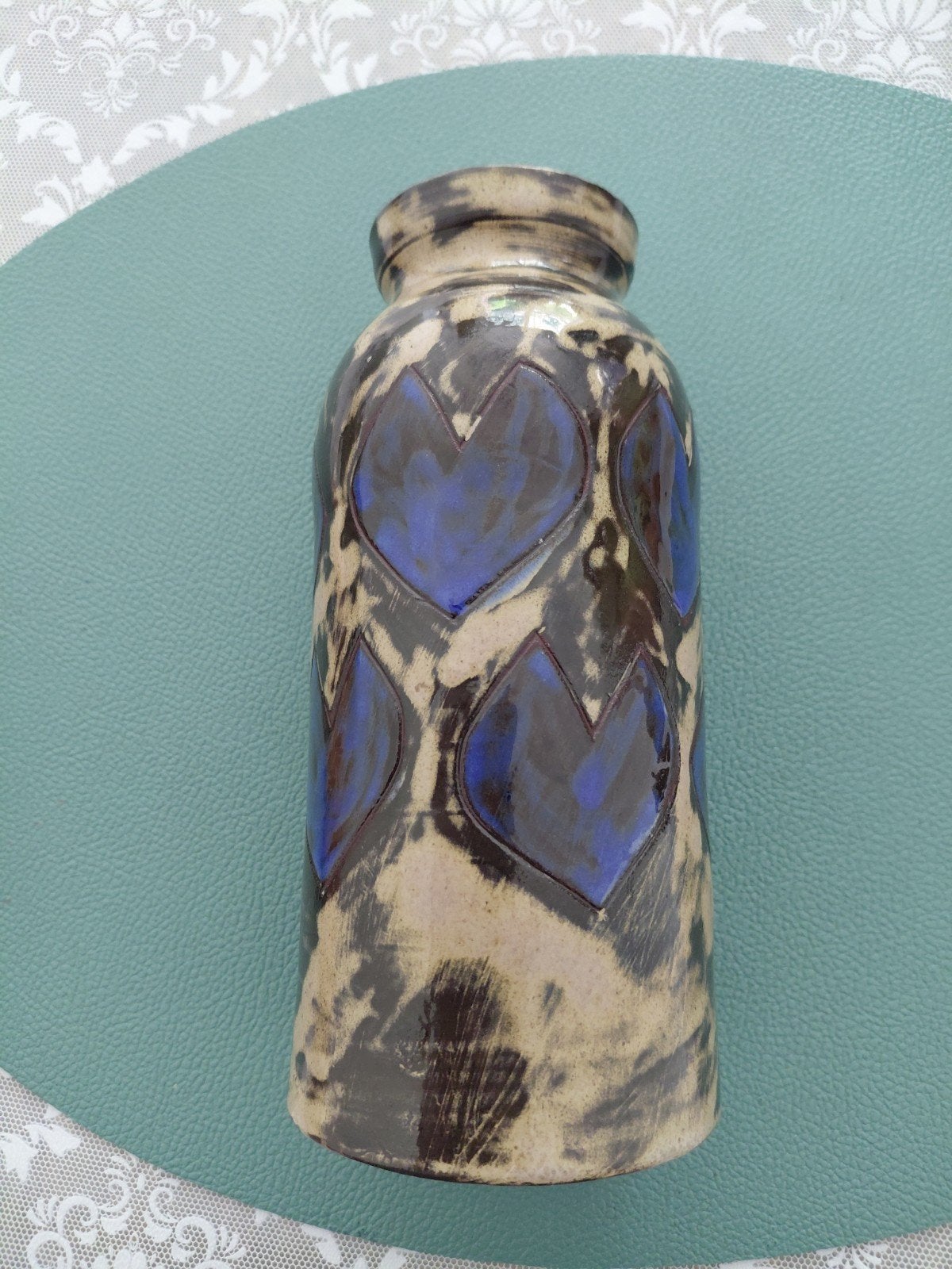 vaas keramiek beige met blauwe harten en stempel, Ophalen of Verzenden