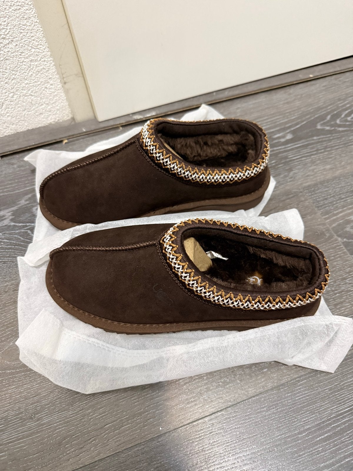 UGG Tasman pantoffels donkerbruin maat 39, Ophalen of Verzenden, Zo goed als nieuw, Bruin, Pantoffels of Sloffen