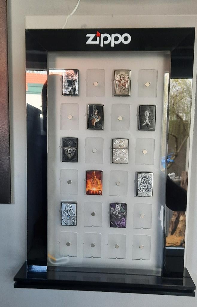 GEZOCHT ZIPPO VITRINE KAST, Ophalen of Verzenden, Aansteker