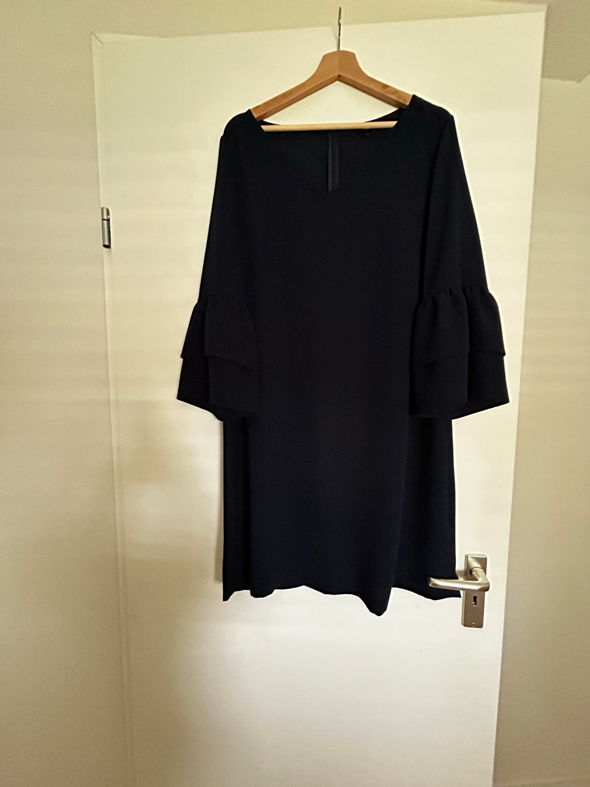 Donkerblauw jurkje met ruches mouwen van La Dress by Simone, Maat 42/44 (L), Zo goed als nieuw, Knielengte, Verzenden