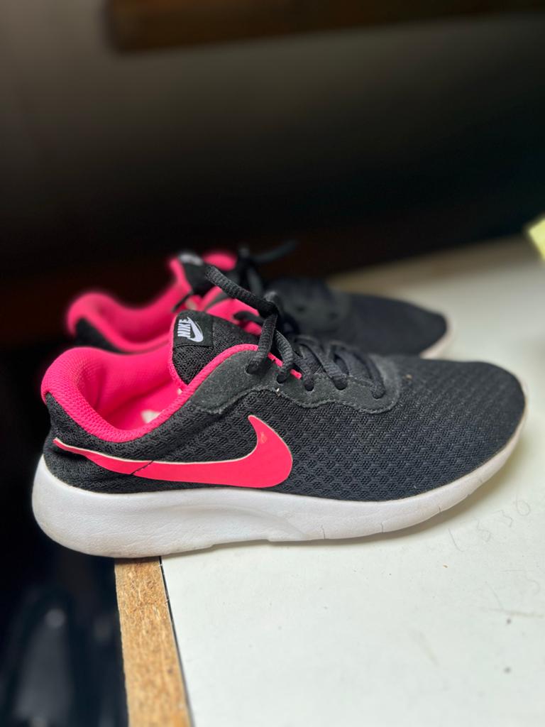 Nike Tanjun sneakers zwart/roze - Maat 36.5, Ophalen of Verzenden, Gedragen, Zwart, Sneakers of Gympen