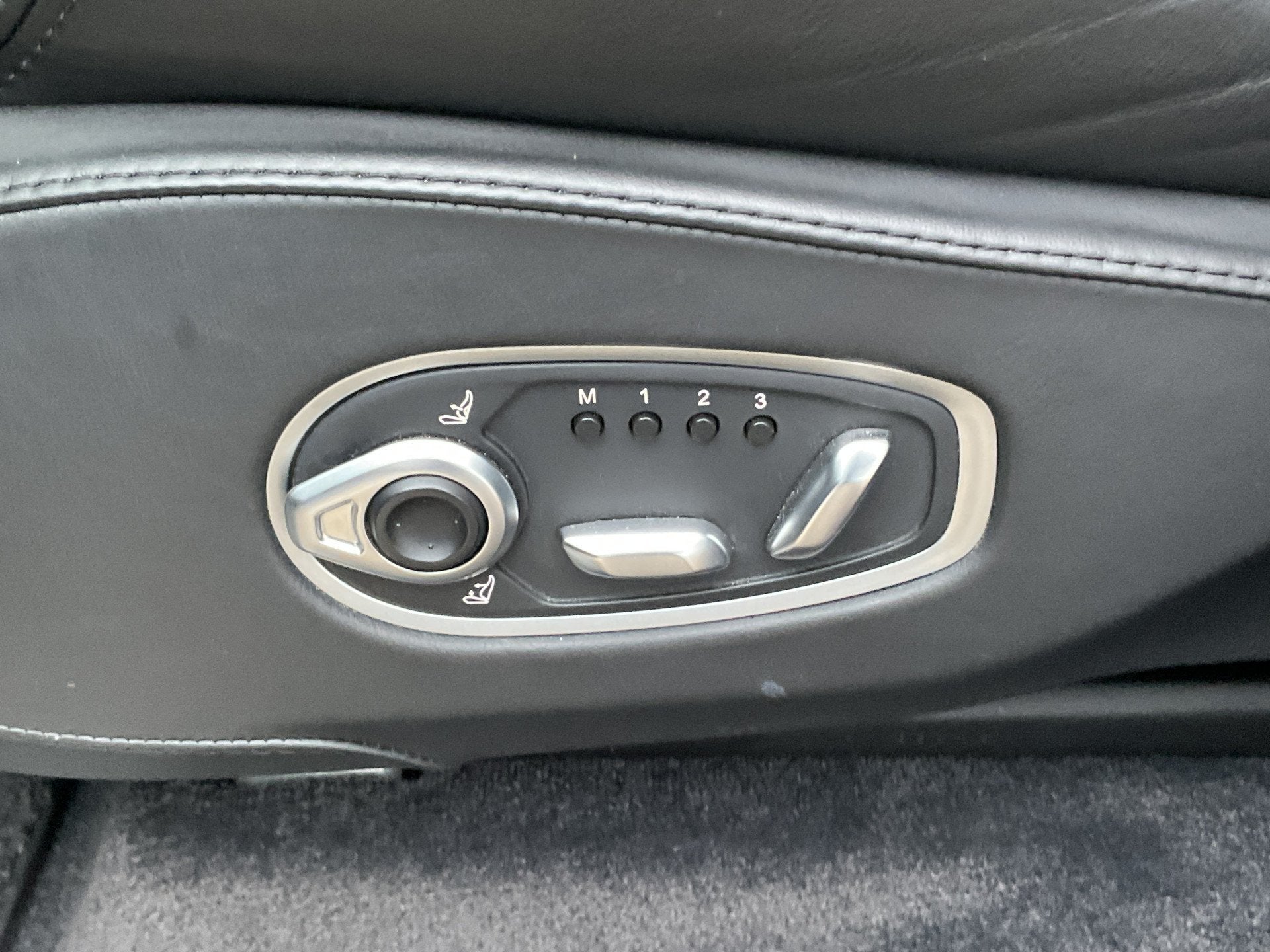 Foto 17 van Aston Martin Dbx 4.0 V8 360 Memory Stoelverw/koeling Sfeer