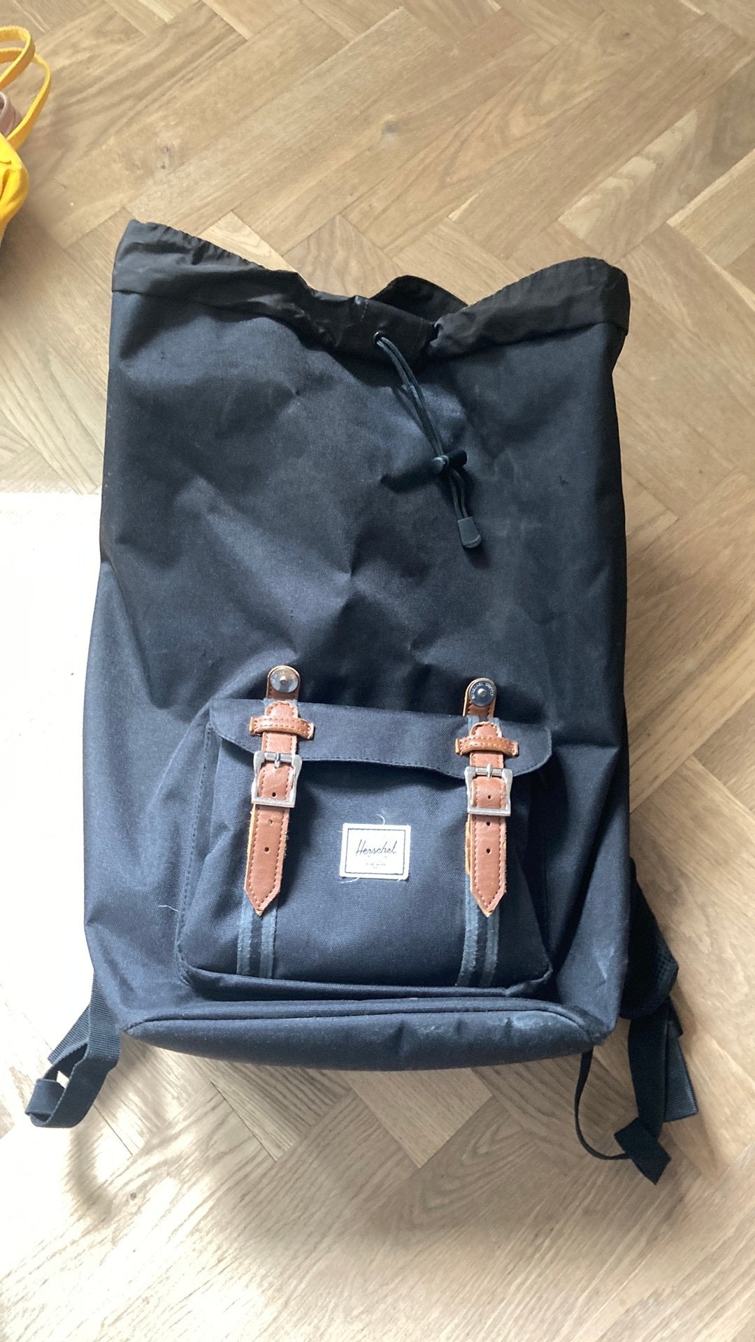 Herschel tas zwart rood/witte binnenkant, Sieraden, Tassen en Uiterlijk, Tassen | Rugtassen, Ophalen of Verzenden, Zo goed als nieuw
