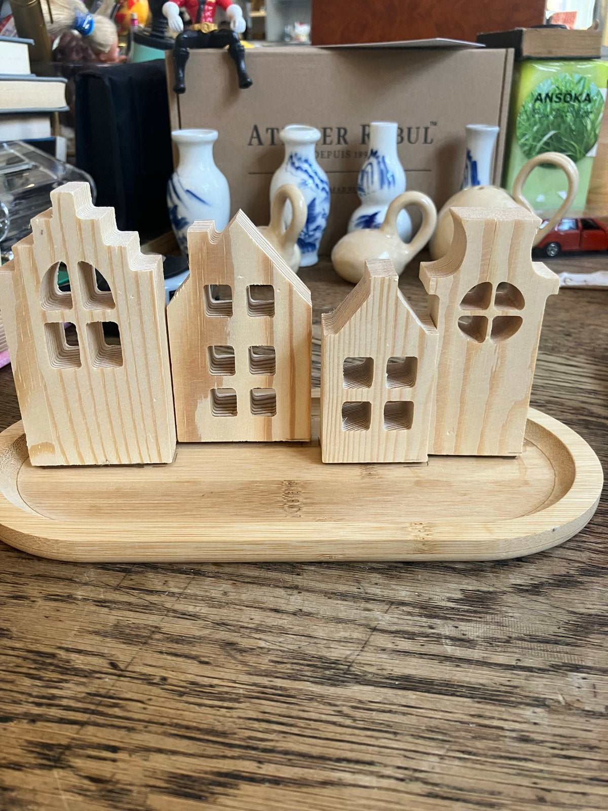 Houten huisjes decoratie op bamboe dienblad, Hout, Ophalen of Verzenden, Bruin, Landelijk