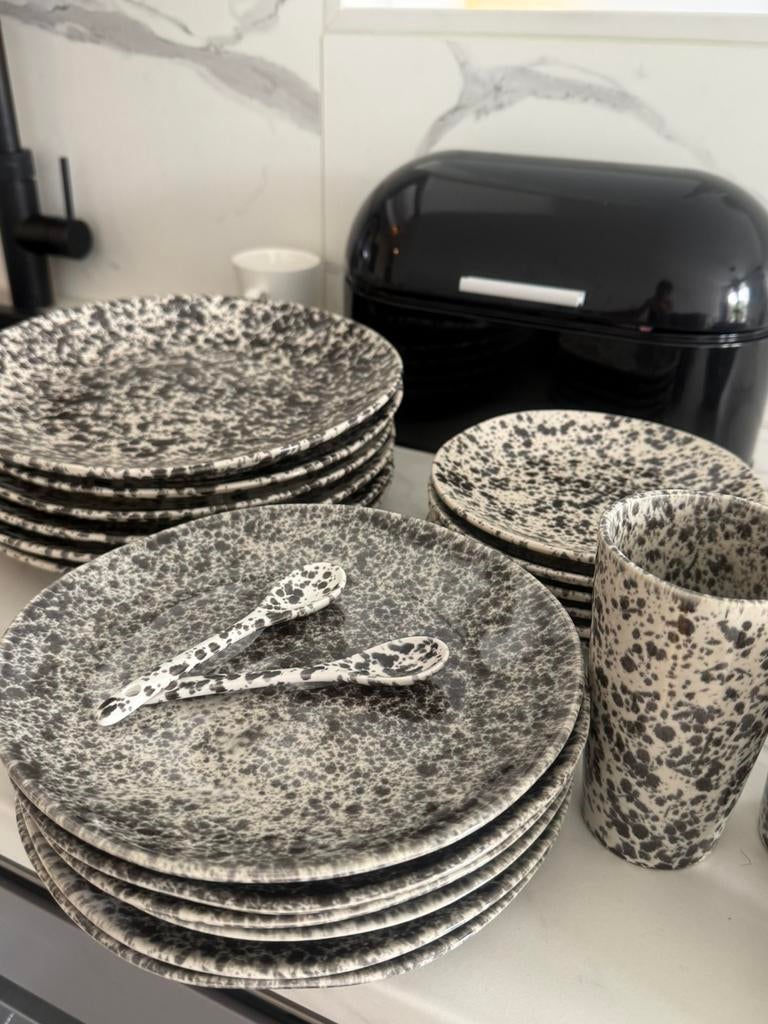 Complete serviesset gespikkeld, borden, kommen & mokken, Huis en Inrichting, Keuken | Potten en Pannen, Ophalen, Zo goed als nieuw