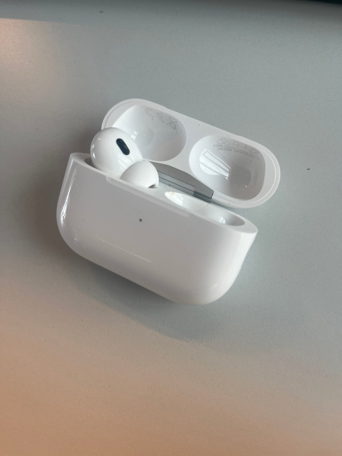 AirPods Pro 2 case met linker oordopje (USB-C), Ophalen, Zo goed als nieuw, Overige typen, Apple iPhone