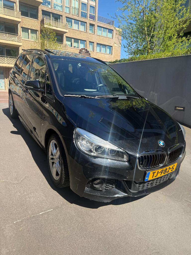 BMW 2-Serie Gran Tourer 220d 190pk Aut 7p. 2015 Zwart M VOLL, Auto's, BMW, 1995 cc, Zwart, 2-Serie Gran Tourer, 7 stoelen