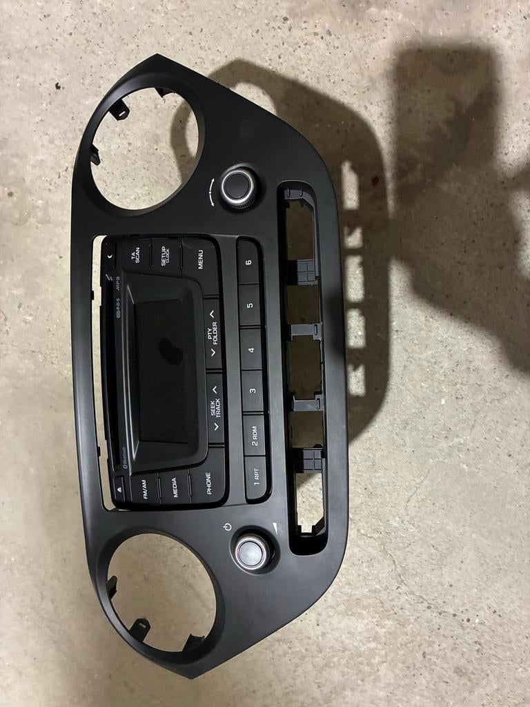 Hyundai i10 originele radio en dashboardpaneel, Auto diversen, Autoradio's, Ophalen of Verzenden, Zo goed als nieuw