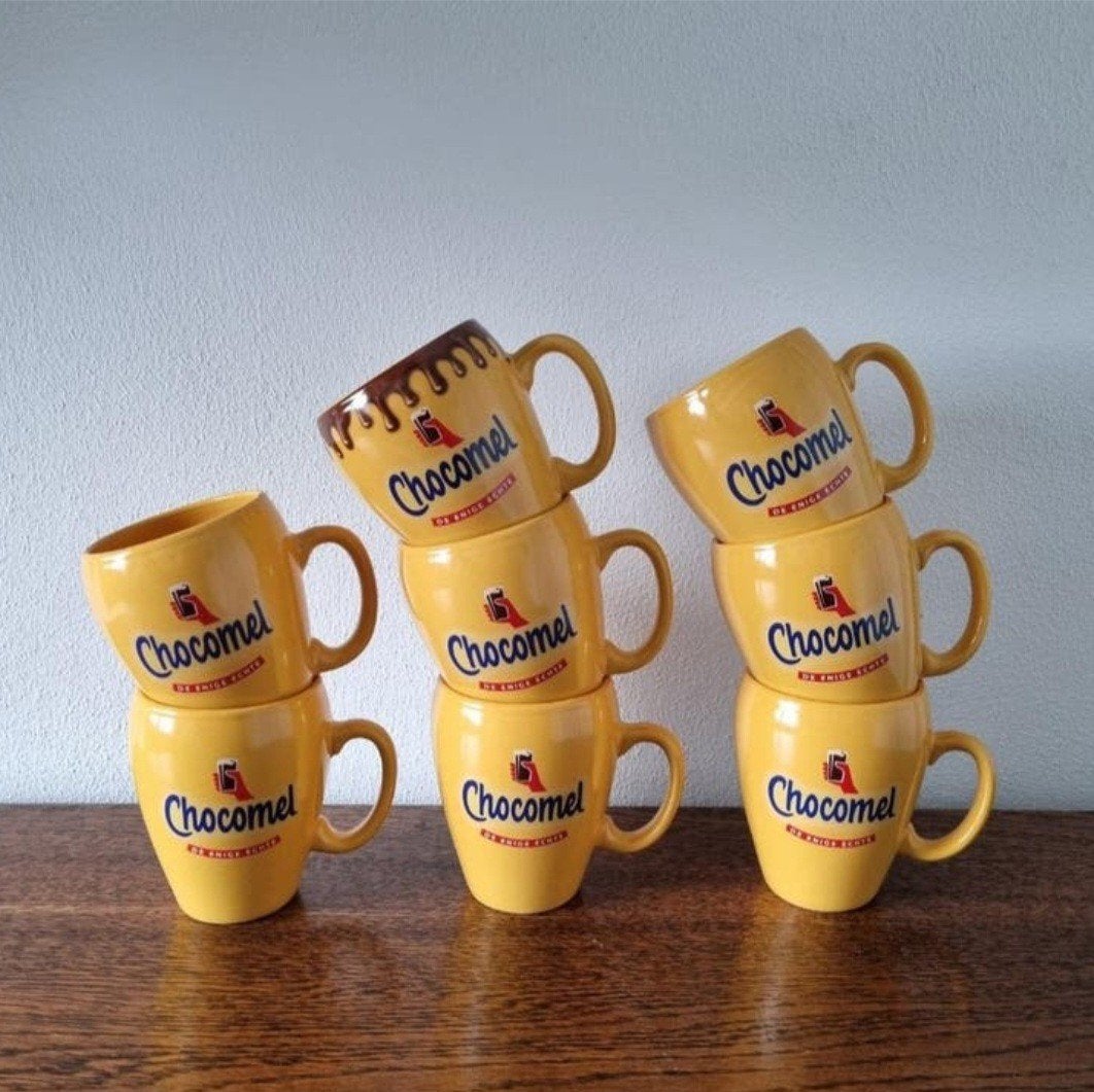 Gele chocomel mokken, Ophalen of Verzenden, Aardewerk, Overige stijlen, Kop(pen) en/of Schotel(s)