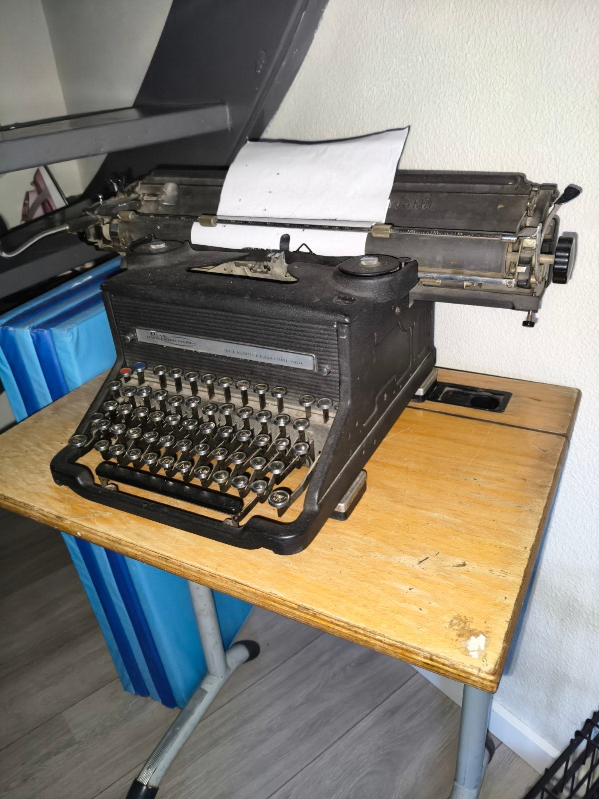 Oude type machine met lessenaar, Diversen, Typemachines, Ophalen