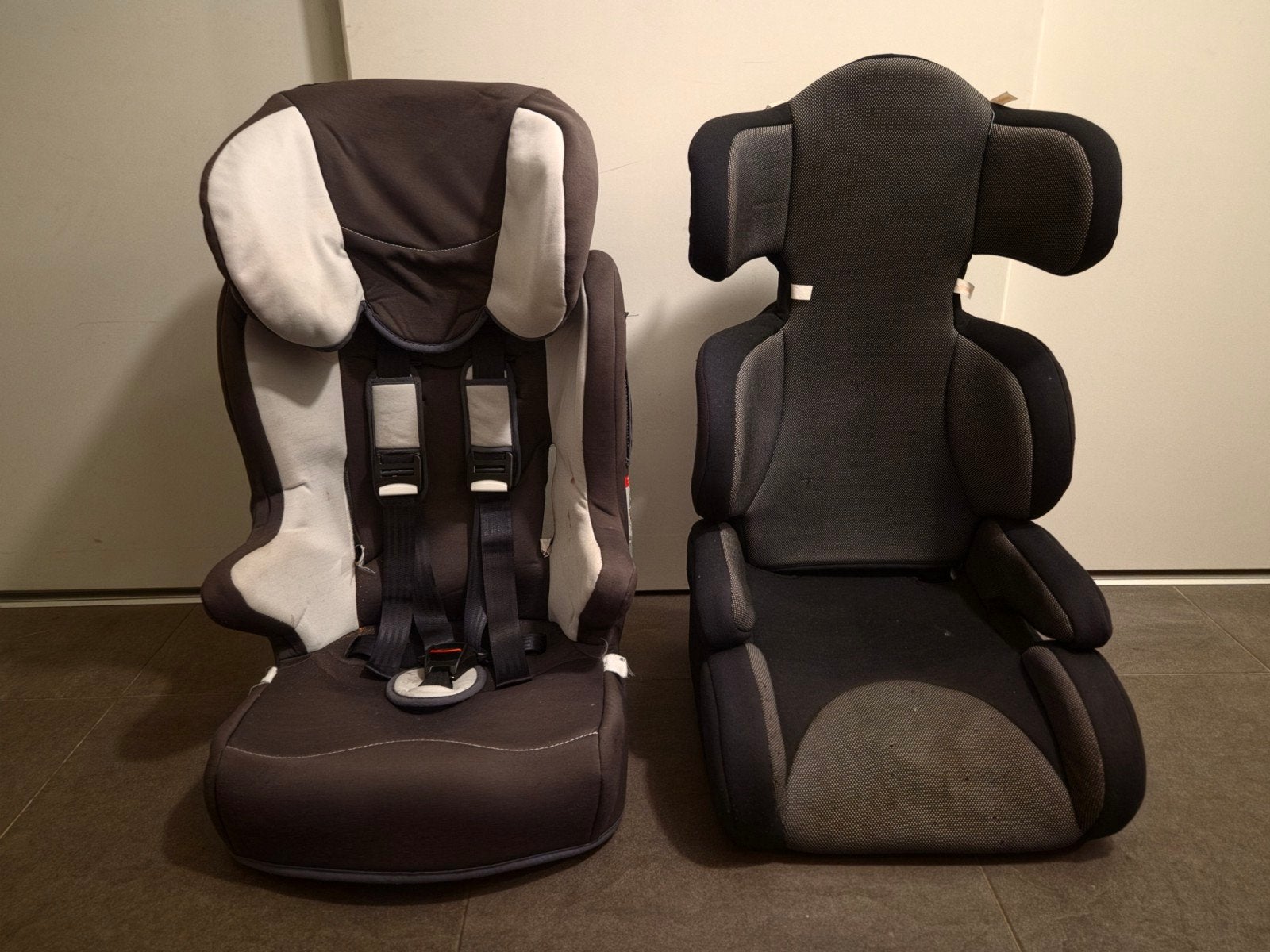 Twee kinderautostoeltjes, 15 t/m 36 kg, Verstelbare rugleuning, Ophalen, Overige merken