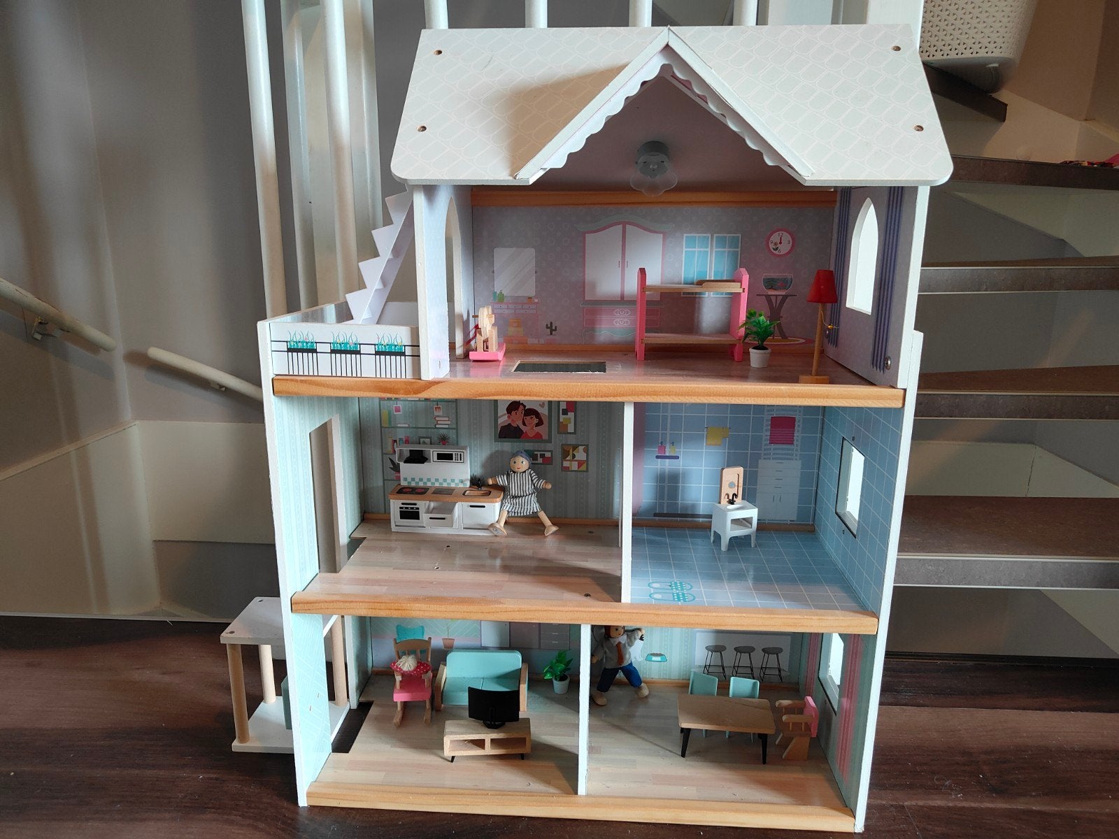 Groot houten poppenhuis met meubels en poppen, Ophalen of Verzenden, Gebruikt, Poppenhuis