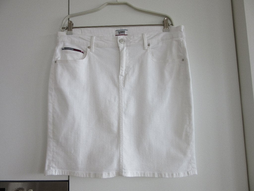 ROK kort merk TOMMY HILFIGER jeansmaat 32 wit z.g.a.n., Kleding | Dames, Maat 38/40 (M), Wit, Ophalen of Verzenden, Zo goed als nieuw