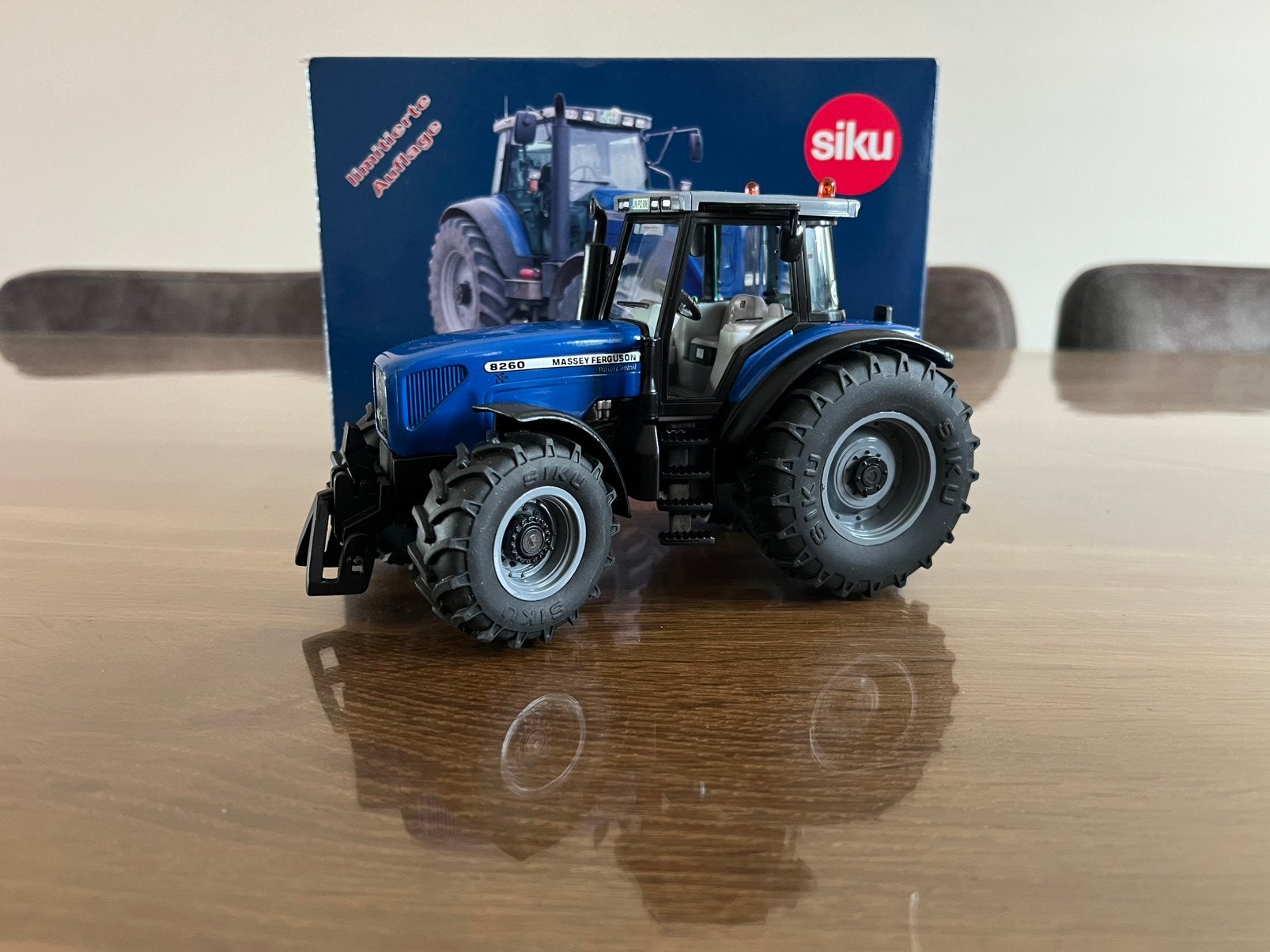 Massey Ferguson 8260 tractor Plogmaker Siku / Weise Nieuw, Ophalen of Verzenden, Nieuw, Tractor of Landbouw, SIKU