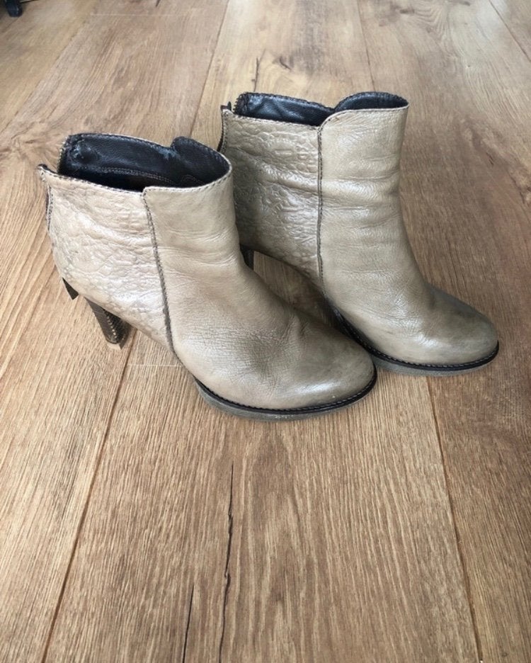 Taupe enkellaarzen met hak, maat 39 - rits defect, Beige, Lage of Enkellaarzen, Ophalen of Verzenden, Sacha