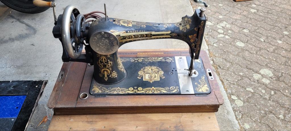 Antieke naaimachine, Ophalen