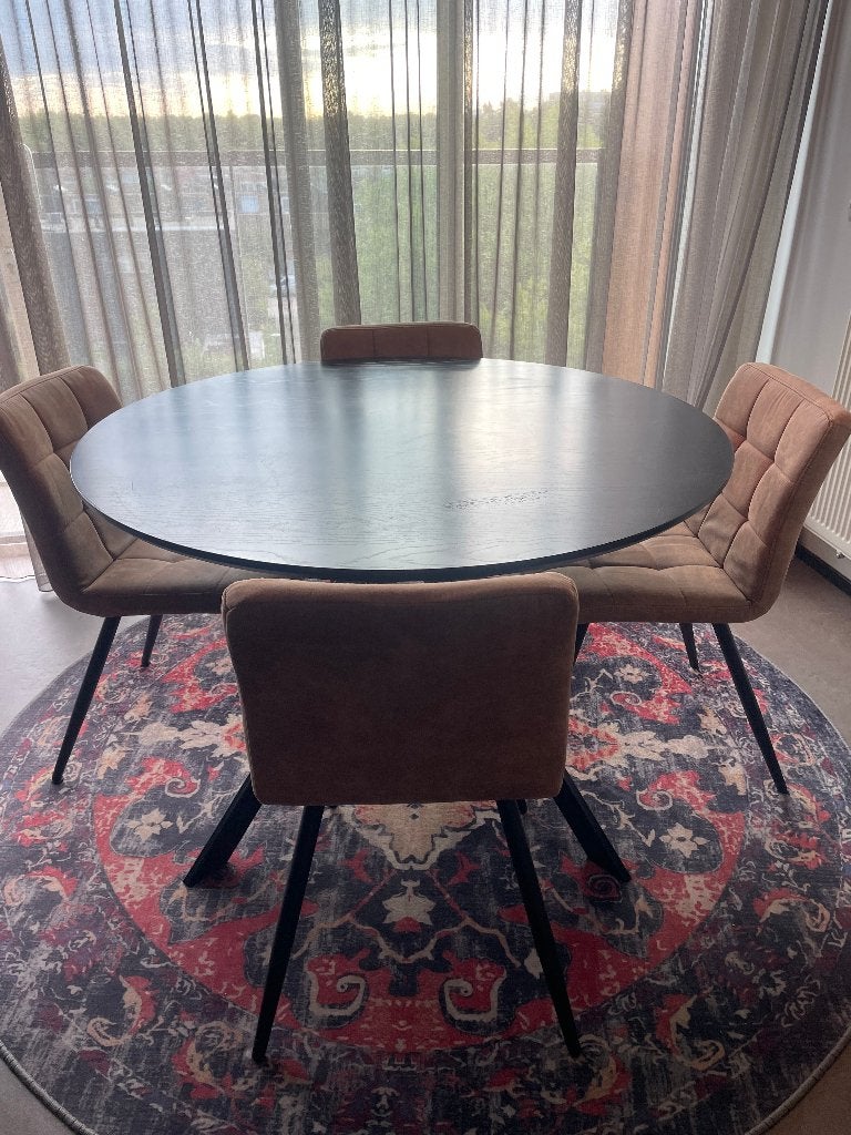 Ronde zwarte eettafel Ø120 cm + 4 zalmroze eetkamerstoelen, Huis en Inrichting, Tafels | Eettafels, Ophalen, Gebruikt, Overige materialen