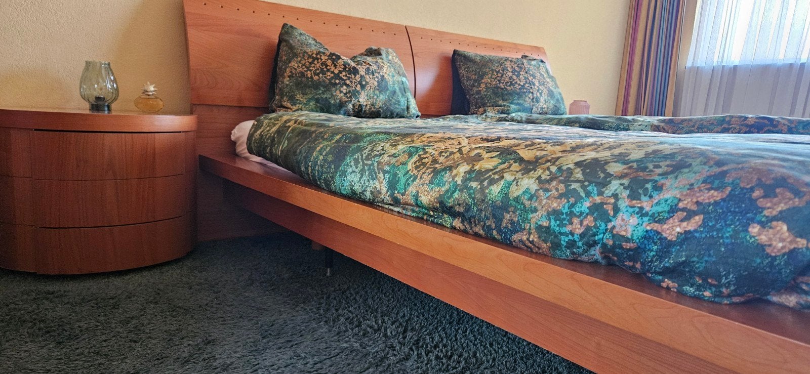 slaapkamerbed met ovale nachtkasthes, Huis en Inrichting, Ophalen, Overige kleuren, Tweepersoons, Zo goed als nieuw